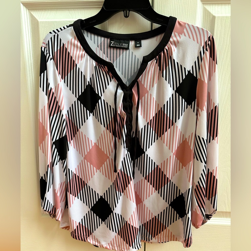 Light weight, medium size New York & Co blouse.